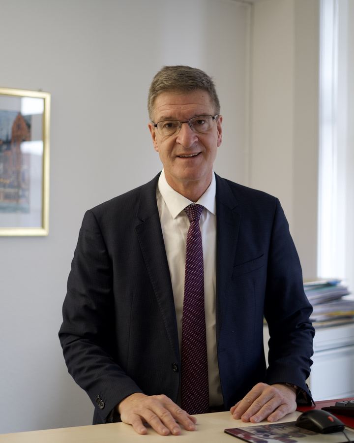 Porträt von Rechtsanwalt Arnold Frehner in seinem Büro.